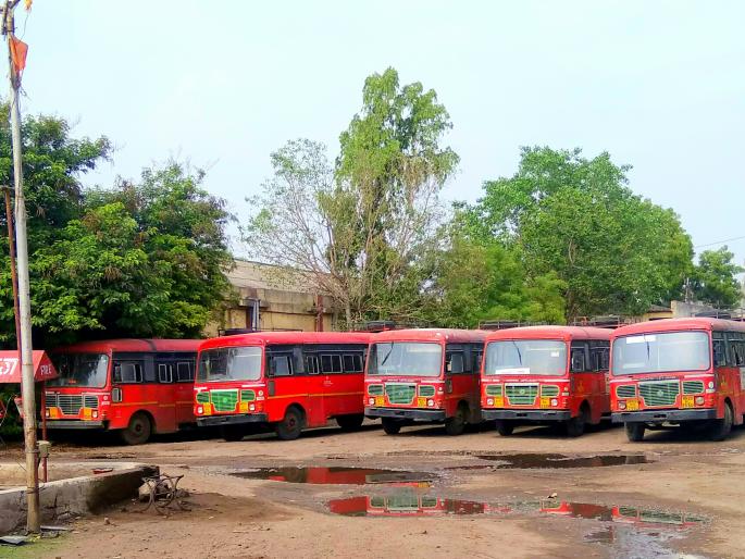 Sudden suspension of passengers due to unhealthy | अचानक संपामुळे प्रवाशांचे बेहाल Sudden suspension of passengers due to unhealthy | अचानक संपामुळे प्रवाशांचे बेहाल