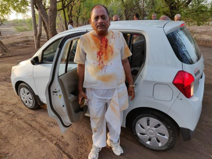 In the Jalgaon city, a soldier with a pistol on his head, went to the morning walk | जळगाव शहरात मॉर्निंग वॉकला गेलेल्या व्यापा-याच्या डोक्यात पिस्तुल तर डोळ्यात मिरची स्प्रे मारुन कार लांबविली In the Jalgaon city, a soldier with a pistol on his head, went to the morning walk | जळगाव शहरात मॉर्निंग वॉकला गेलेल्या व्यापा-याच्या डोक्यात पिस्तुल तर डोळ्यात मिरची स्प्रे मारुन कार लांबविली