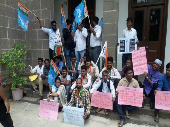 bikh mago andolan in pune university | विद्यावेतन न मिळाल्याने विद्यापीठात भीक मांगाे अांदाेलन