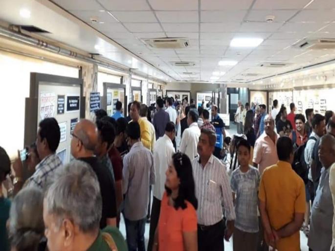 Punekar gathered to see Lokmat event Puneri Patya | पुणेरी पाट्या बघायला पुणेकरांची गर्दी : रविवारीही घेता येणार आनंद