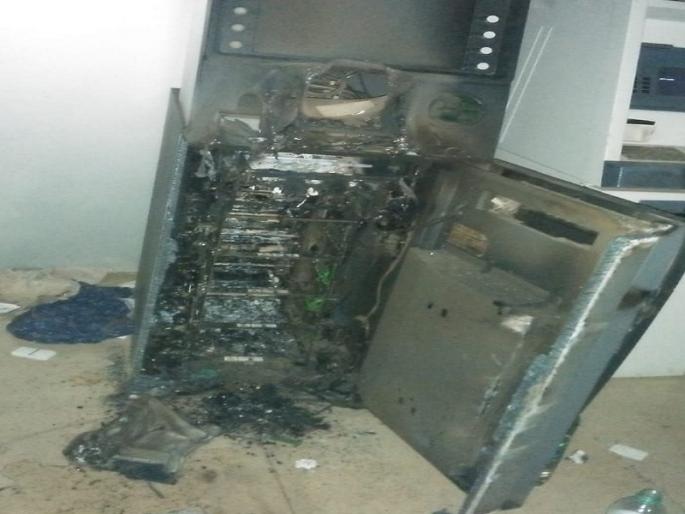 Nanded atm broken case; Inter-district gang of ATM burglary thieves arrested in Buldhana | नांदेडमधील एटीएम फोडणारी चोरट्यांची टोळी बुलढाण्यात जेरबंद; नागपूर येथील ३ एटीएम फोडल्याचीही दिली कबुली Nanded atm broken case; Inter-district gang of ATM burglary thieves arrested in Buldhana | नांदेडमधील एटीएम फोडणारी चोरट्यांची टोळी बुलढाण्यात जेरबंद; नागपूर येथील ३ एटीएम फोडल्याचीही दिली कबुली