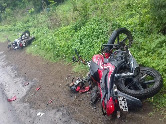 Hingoli two-wheelers hit face-to-face; Both were seriously injured | हिंगोलीत दोन दुचाकीची समोरा-समोर धडक; दोघे गंभीर जखमी  Hingoli two-wheelers hit face-to-face; Both were seriously injured | हिंगोलीत दोन दुचाकीची समोरा-समोर धडक; दोघे गंभीर जखमी