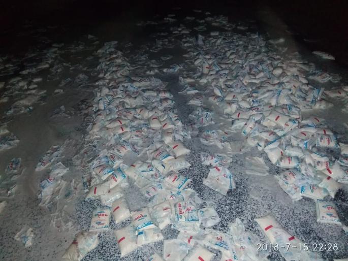 Due to the prohibition of throwing a milk bag on the road at Vaijapura | वैजापुरात दुधाच्या बॅग रस्त्यावर फेकून निषेध  Due to the prohibition of throwing a milk bag on the road at Vaijapura | वैजापुरात दुधाच्या बॅग रस्त्यावर फेकून निषेध