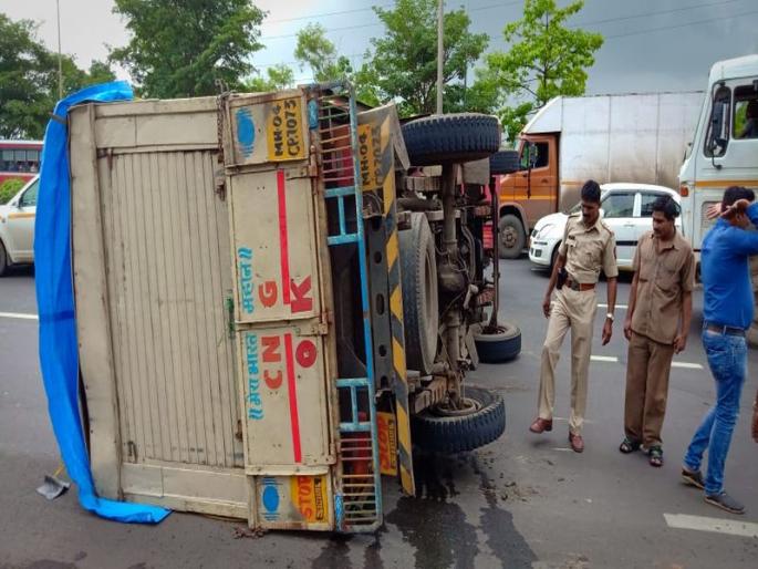 Truck accident on Eastern Express Highway after collided | इस्टर्न एक्स्प्रेस हायवेवर ट्रक उलटून अपघात Truck accident on Eastern Express Highway after collided | इस्टर्न एक्स्प्रेस हायवेवर ट्रक उलटून अपघात