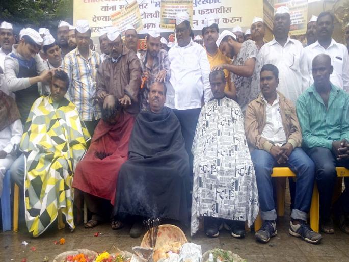protest against government at Pune | ...म्हणून तेरा तारखेला तेरा कार्यकर्त्यांनी मुंडन करून घातला सरकारचा तेरावा protest against government at Pune | ...म्हणून तेरा तारखेला तेरा कार्यकर्त्यांनी मुंडन करून घातला सरकारचा तेरावा