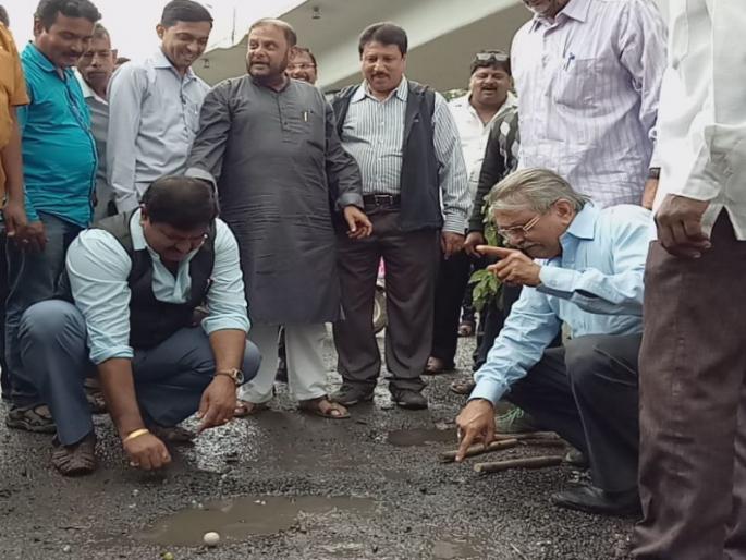 The Congress has planted trees in the pathholes | रस्त्यावरील खड्ड्यांमध्येच काॅंग्रेसने केले वृक्षाराेपण The Congress has planted trees in the pathholes | रस्त्यावरील खड्ड्यांमध्येच काॅंग्रेसने केले वृक्षाराेपण