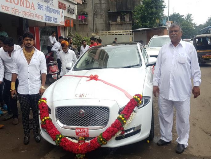 he distributed golden sweets for his new car | पुणेकरांचा नेम नाय !! नव्या गाडीचा अानंद साजरा करत वाटले साेन्याचे पेढे he distributed golden sweets for his new car | पुणेकरांचा नेम नाय !! नव्या गाडीचा अानंद साजरा करत वाटले साेन्याचे पेढे