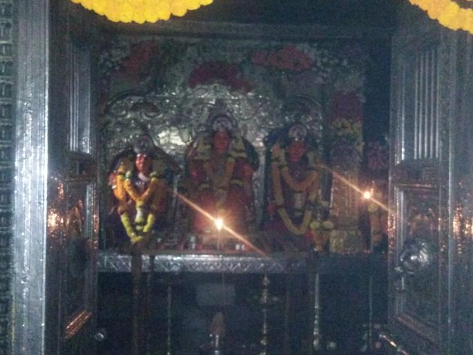 Navaratri festival of pilgrimage Vajreshwari Devi in the dark | वीजेच्या लपंडावाने तिर्थक्षेत्र वज्रेश्वरी देवीचा नवरात्रौ उत्सव अंधारात Navaratri festival of pilgrimage Vajreshwari Devi in the dark | वीजेच्या लपंडावाने तिर्थक्षेत्र वज्रेश्वरी देवीचा नवरात्रौ उत्सव अंधारात