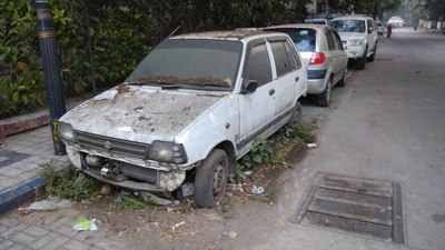 Demand for action on unmanned vehicles on the road; Driving school vehicles also on the road | रस्त्यावरील बेवारस वाहनांवर कारवाई करण्याची मागणी; ड्रायव्हिंग स्कूलची वाहनेही रस्त्यावर