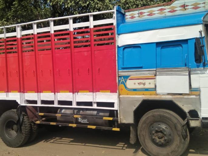 Changing the color of the stolen truck from Jalgaon caught both | जळगावातून चोरलेल्या ट्रकचा रंग बदलताना खामगावात दोघांना पकडले Changing the color of the stolen truck from Jalgaon caught both | जळगावातून चोरलेल्या ट्रकचा रंग बदलताना खामगावात दोघांना पकडले