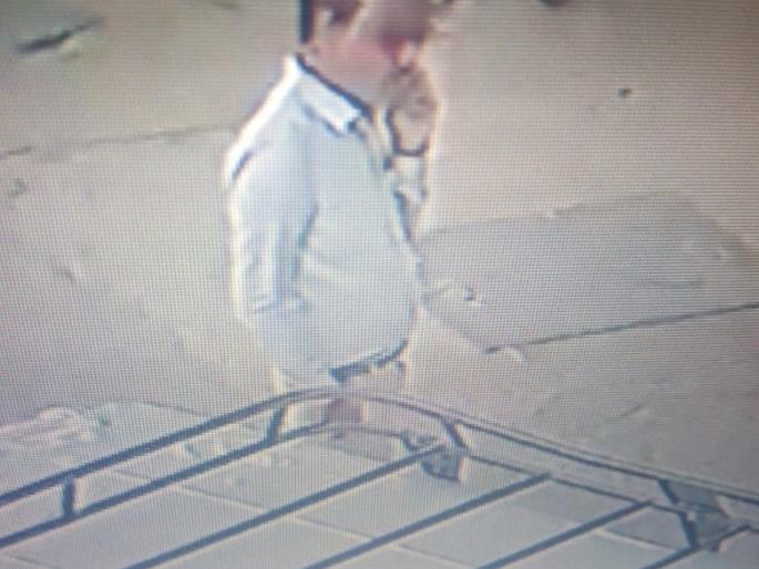 The 60-thousand-rupee bag will be removed from the car on gas pump in Jalgaon | जळगावात गॅस पंपावर कारमधून ६० हजाराची रोकड असलेली बॅग लांबविली The 60-thousand-rupee bag will be removed from the car on gas pump in Jalgaon | जळगावात गॅस पंपावर कारमधून ६० हजाराची रोकड असलेली बॅग लांबविली