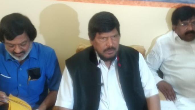 Raj Thackeray should remain firm on his role - Ramdas Athavale | राज ठाकरेंनी त्यांच्या भूमिकेवर ठाम राहावे - रामदास आठवले Raj Thackeray should remain firm on his role - Ramdas Athavale | राज ठाकरेंनी त्यांच्या भूमिकेवर ठाम राहावे - रामदास आठवले