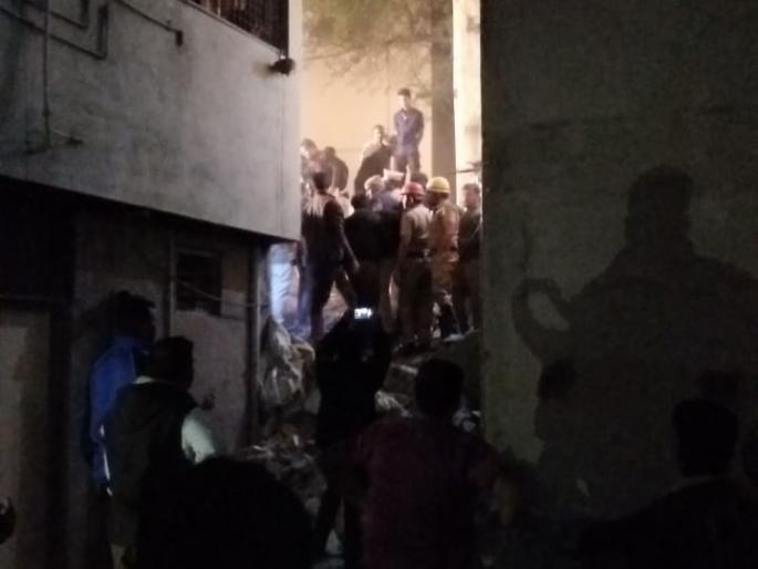 The building collapsed in Akola; Four people pressed | अकोल्यात ईमारत कोसळली; चार जण दबले