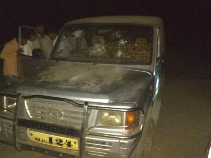 An attack on the revenue department of the Walmart | वाळूमाफियांचा महसूलच्या पथकावर हल्ला An attack on the revenue department of the Walmart | वाळूमाफियांचा महसूलच्या पथकावर हल्ला