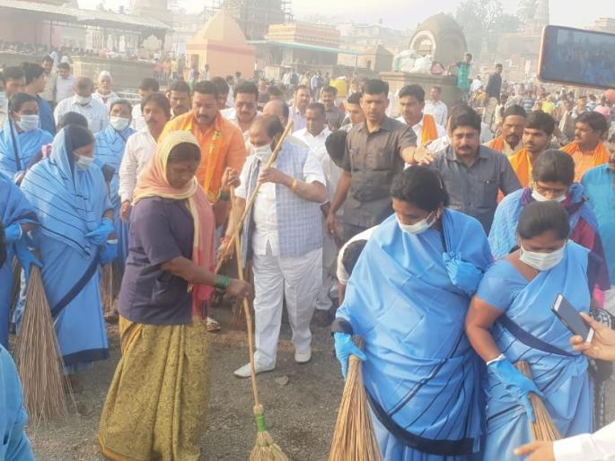 A cleanliness campaign implemented by environmental ministers in Pandharpur | पर्यावरण मंत्र्यांनी हातात खराटा घेऊन पंढरपुरात राबविली स्वच्छता मोहीम A cleanliness campaign implemented by environmental ministers in Pandharpur | पर्यावरण मंत्र्यांनी हातात खराटा घेऊन पंढरपुरात राबविली स्वच्छता मोहीम