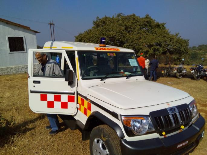 An ambulance for the tribal child from the mother of the child who were death in accident | अपघातात गेलेल्या मुलाच्या स्मृतीप्रित्यार्थ आईकडून आदिवासींसाठी रूग्णवाहिका  An ambulance for the tribal child from the mother of the child who were death in accident | अपघातात गेलेल्या मुलाच्या स्मृतीप्रित्यार्थ आईकडून आदिवासींसाठी रूग्णवाहिका