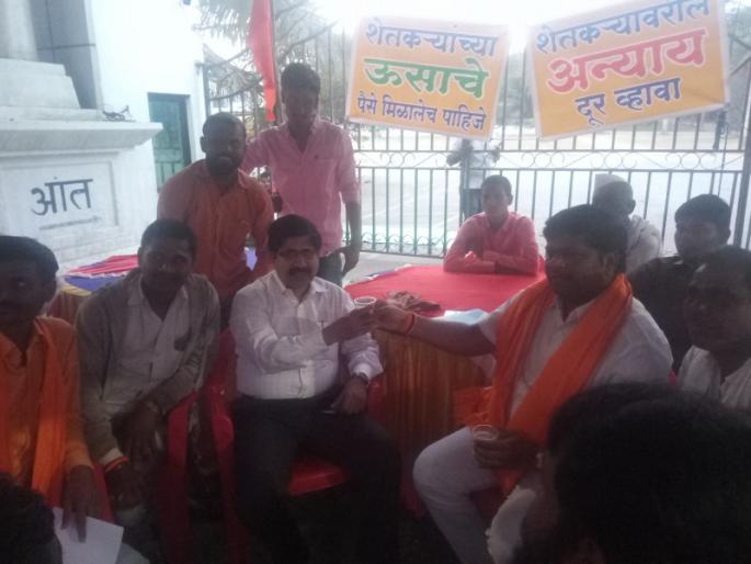 farmer discuss there issues with commissioner by taking sugarcane juice | ऊसाचा रस घेऊन साखर आयुक्तांची आंदोलकांशी चर्चा farmer discuss there issues with commissioner by taking sugarcane juice | ऊसाचा रस घेऊन साखर आयुक्तांची आंदोलकांशी चर्चा