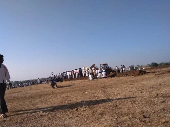 Tippar crushed his uncle and nephew | शेतात गाळ टाकताना टिप्परने काका-पुतण्यास चिरडले Tippar crushed his uncle and nephew | शेतात गाळ टाकताना टिप्परने काका-पुतण्यास चिरडले