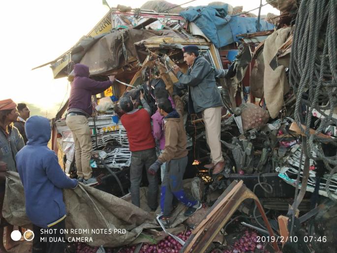 In front of two trucks in front of the highway | महामार्गावर ओव्हरटेक करताना दोन ट्रक धडकले समोरासमोर In front of two trucks in front of the highway | महामार्गावर ओव्हरटेक करताना दोन ट्रक धडकले समोरासमोर