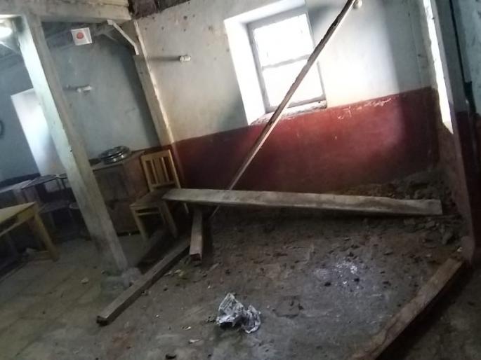 The school building collapsed; School children have played out because of prayer | शाळेची दुमजली इमारत कोसळली; प्रार्थनेमुळे शाळकरी मुले बचावली The school building collapsed; School children have played out because of prayer | शाळेची दुमजली इमारत कोसळली; प्रार्थनेमुळे शाळकरी मुले बचावली