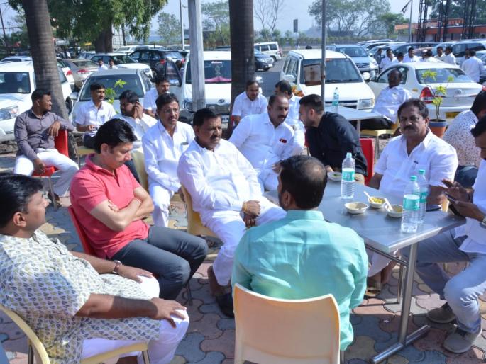 Discussion of two BJP MLA's Express Way | माढ्यातील भाजपच्या दोन दावेदारांची एक्स्प्रेस वे वर चर्चा Discussion of two BJP MLA's Express Way | माढ्यातील भाजपच्या दोन दावेदारांची एक्स्प्रेस वे वर चर्चा