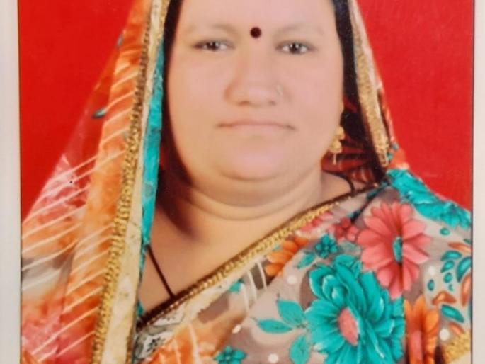 The woman succumbed to her injuries while running under the running train in Jalgaon | जळगावात धावत्या रेल्वेखाली झोकून देत महिलेची आत्महत्या The woman succumbed to her injuries while running under the running train in Jalgaon | जळगावात धावत्या रेल्वेखाली झोकून देत महिलेची आत्महत्या