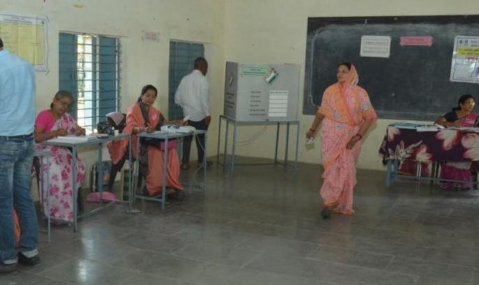Women officers are managing four polling stations in Washim district | Maharashtra Electiom voting live : वाशिम जिल्ह्यात चार मतदान केंद्रांचे व्यस्थापन करताहेत महिला अधिकारी Women officers are managing four polling stations in Washim district | Maharashtra Electiom voting live : वाशिम जिल्ह्यात चार मतदान केंद्रांचे व्यस्थापन करताहेत महिला अधिकारी