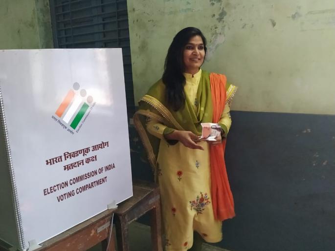 Maharashtra Electiom voting live: MP Gawli voted in washim | Maharashtra Electiom voting live : खासदार भावना गवळी यांनी बजावला मतदानाचा हक्क Maharashtra Electiom voting live: MP Gawli voted in washim | Maharashtra Electiom voting live : खासदार भावना गवळी यांनी बजावला मतदानाचा हक्क