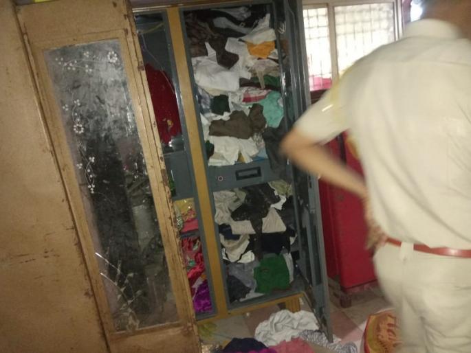 The Girnera broke four houses on the fray | गिरनेरा तांड्यावर चार घरे फोडली  The Girnera broke four houses on the fray | गिरनेरा तांड्यावर चार घरे फोडली