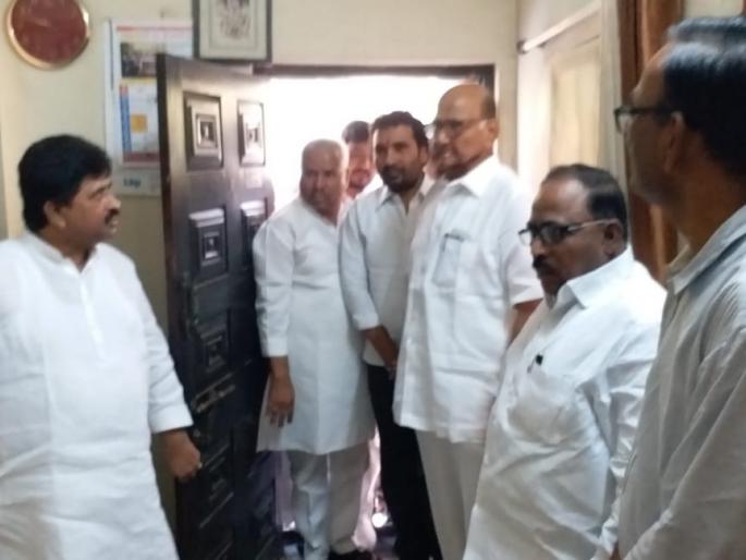 Dr. Go.ma Pawar's death, Sharad Pawar, Sushilkumar Shinde wished to pay homage | डॉ. गो.मा. पवार यांचे निधन, शरद पवार, सुशीलकुमार शिंदे यांनी वाहिली श्रध्दांजली Dr. Go.ma Pawar's death, Sharad Pawar, Sushilkumar Shinde wished to pay homage | डॉ. गो.मा. पवार यांचे निधन, शरद पवार, सुशीलकुमार शिंदे यांनी वाहिली श्रध्दांजली