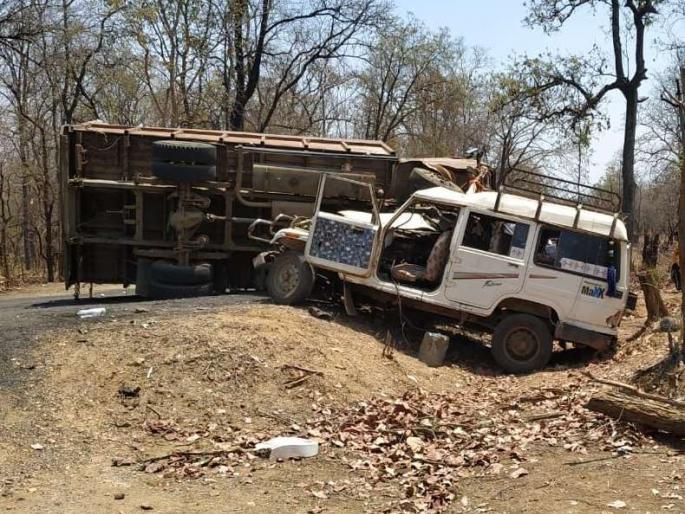 Three killed and seven injured in a horrific accident | भीषण अपघातात तीन ठार, सात जण जखमी Three killed and seven injured in a horrific accident | भीषण अपघातात तीन ठार, सात जण जखमी