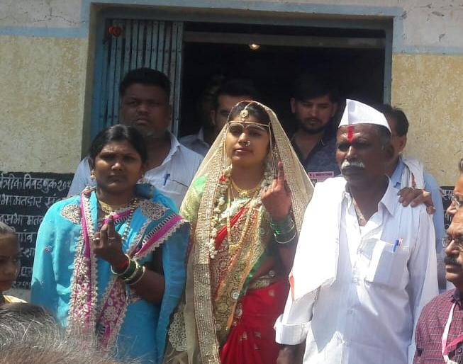 the bride has the right to vote before the marriage | आधी लग्न लोकशाहीचे;वधूने लग्नाआधी बजावला मतदानाचा अधिकार the bride has the right to vote before the marriage | आधी लग्न लोकशाहीचे;वधूने लग्नाआधी बजावला मतदानाचा अधिकार