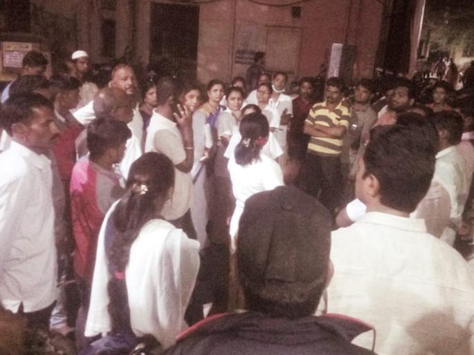 Beed district hospital assaulted hostess by accusing them not being treated properly | बीड जिल्हा रुग्णालयात उपचार योग्य होत नसल्याचा आरोप करत नातेवाईकांकडून परिचारिकेला मारहाण Beed district hospital assaulted hostess by accusing them not being treated properly | बीड जिल्हा रुग्णालयात उपचार योग्य होत नसल्याचा आरोप करत नातेवाईकांकडून परिचारिकेला मारहाण