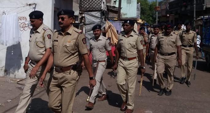 Road track of Jalgaon | जळगावात पोलिसांचे पथसंचलन