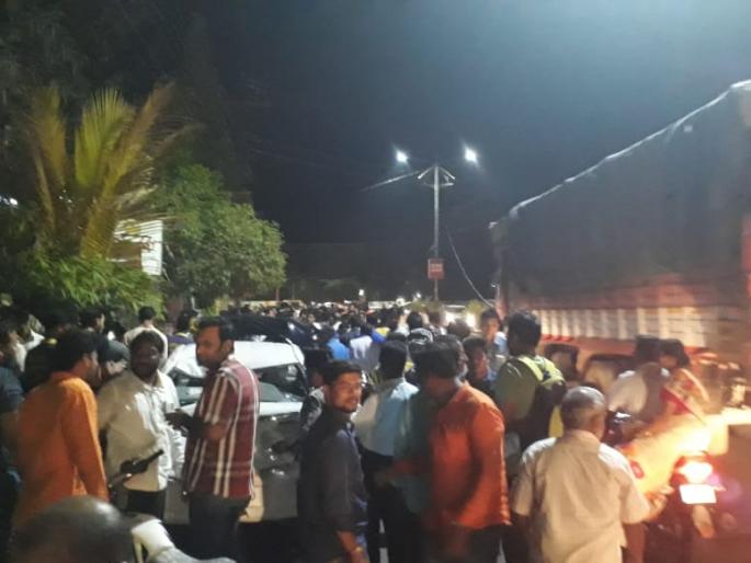A car accident in Solapur; Four people seriously injured | सोलापुरात कारचा विचित्र अपघात; चार जण गंभीर जखमी A car accident in Solapur; Four people seriously injured | सोलापुरात कारचा विचित्र अपघात; चार जण गंभीर जखमी