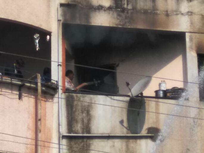 Agnitandav in Jalgaon's closed house | जळगावात वकीलाच्या बंद घरात अग्नितांडव Agnitandav in Jalgaon's closed house | जळगावात वकीलाच्या बंद घरात अग्नितांडव