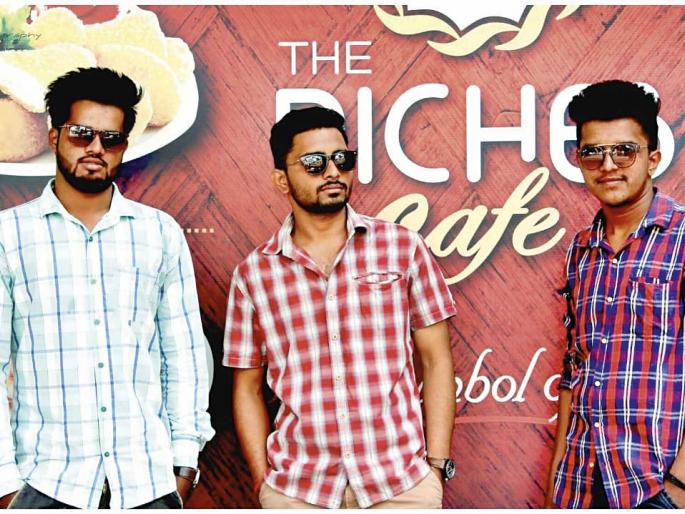 friends-hardwork & cafe- a story of small town man | मित्रांच्या साथीने कष्टांच्या भांडवलावर त्यानं सुरु केला स्वत:चा कॅफे! friends-hardwork & cafe- a story of small town man | मित्रांच्या साथीने कष्टांच्या भांडवलावर त्यानं सुरु केला स्वत:चा कॅफे!