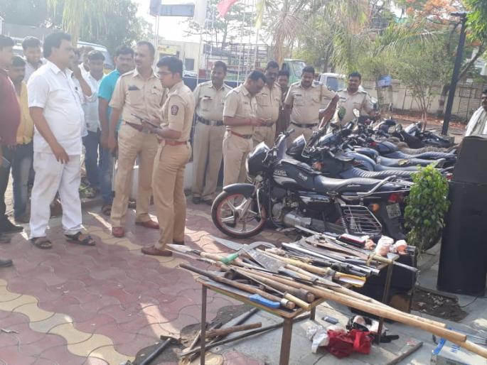 Police have robbed the businessman's robbery | पंढरीत व्यावसायिकांची लूट; तलवार, कुºहाड, भालासह अन्य साहित्य जप्त Police have robbed the businessman's robbery | पंढरीत व्यावसायिकांची लूट; तलवार, कुºहाड, भालासह अन्य साहित्य जप्त