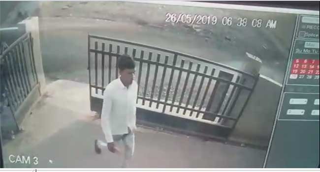 Capture in mobile thief 'CCTV' in Jalgaon | जळगावात मोबाईल चोरटा ‘सीसीटीव्ही’त कैद Capture in mobile thief 'CCTV' in Jalgaon | जळगावात मोबाईल चोरटा ‘सीसीटीव्ही’त कैद