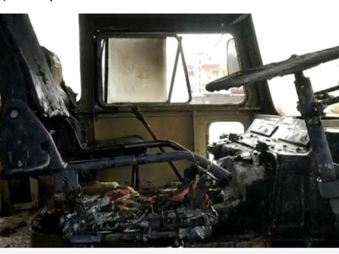 In the Parbhani bus station, there was a fire in bus, no casualties | परभणीत बस स्थानकातील उभ्या बसला आग;जीवितहानी नाही