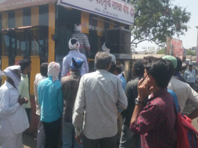 Two-wheeler driver beaten traffic police at Beed due to demanding documents | कागदपत्रांची मागणी केल्याने दुचाकीस्वाराची वाहतूक पोलिसाला मारहाण