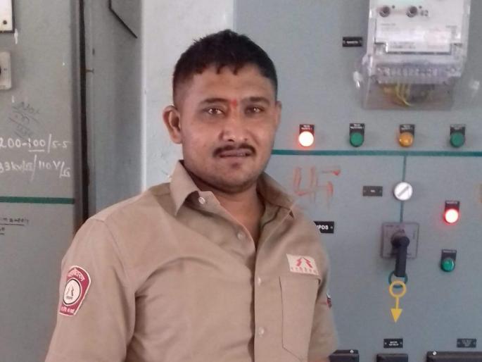 A motorcycle collapsed on the car in Jalgaon and killed an electric assistant | जळगावात कारवर दुचाकी आदळून विद्युत सहायक ठार