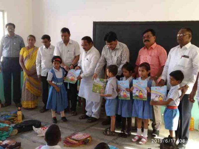 Ghargharanayla ... School filled! | घंटा घणघणल्या...शाळा भरल्या ! Ghargharanayla ... School filled! | घंटा घणघणल्या...शाळा भरल्या !