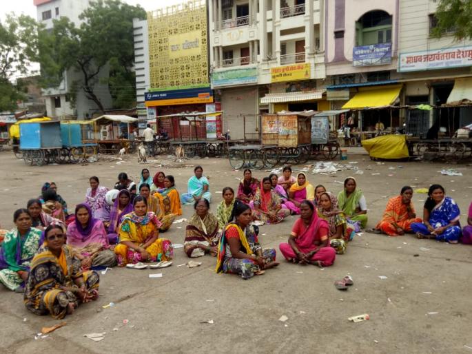 Work Stop movement demanded wages of contract workers in Parali | परळीत 250 कंत्राटी स्वच्छता कर्मचारी संपावर Work Stop movement demanded wages of contract workers in Parali | परळीत 250 कंत्राटी स्वच्छता कर्मचारी संपावर