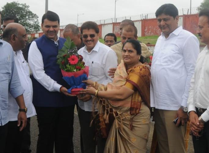 Chief Minister Fadnavis arrived in Jalgaon | मुख्यमंत्री फडणवीस यांचे जळगावात आगमन Chief Minister Fadnavis arrived in Jalgaon | मुख्यमंत्री फडणवीस यांचे जळगावात आगमन