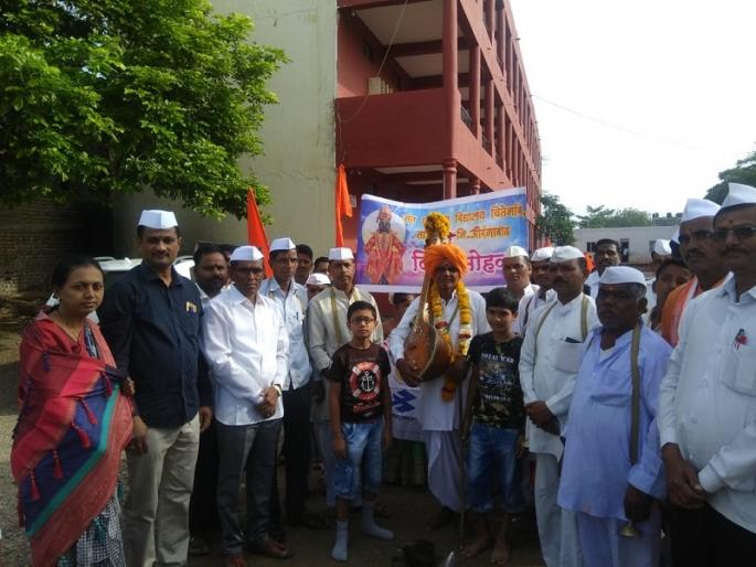 Dandi was in Saint Eknath Vidyalaya | संत एकनाथ विद्यालयात वृक्षदिंडी काढण्यात आली Dandi was in Saint Eknath Vidyalaya | संत एकनाथ विद्यालयात वृक्षदिंडी काढण्यात आली