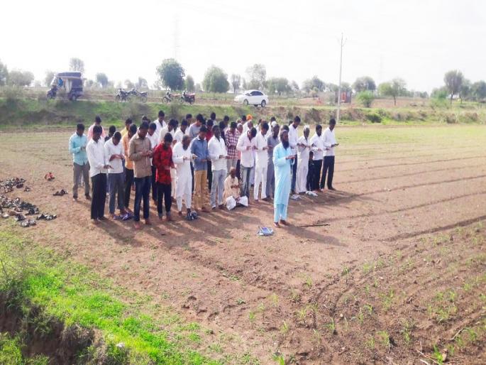 Three days of prayers for Muslim brothers in Kavdgaon for rain, Namaz | पावसासाठी कवडगाव येथे मुस्लिम बांधवांची तीन दिवस नमाज Three days of prayers for Muslim brothers in Kavdgaon for rain, Namaz | पावसासाठी कवडगाव येथे मुस्लिम बांधवांची तीन दिवस नमाज