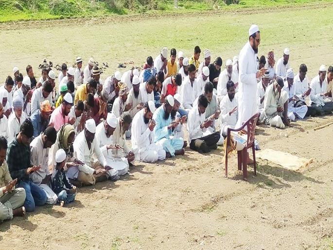 Muslim brothers pray for rain, Hindu brothers removed Dindi | पावसासाठी मुस्लिमबांधवाची नमाज, हिंदु बांधवांनी काढली दिंडी Muslim brothers pray for rain, Hindu brothers removed Dindi | पावसासाठी मुस्लिमबांधवाची नमाज, हिंदु बांधवांनी काढली दिंडी