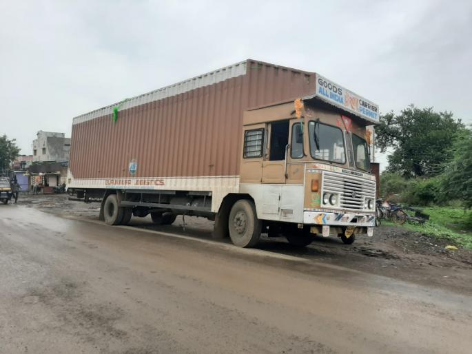 The driver thrown an unknown person from the running trailer | धावत्या ट्रेलर मधून चालकाने एकास फेकले The driver thrown an unknown person from the running trailer | धावत्या ट्रेलर मधून चालकाने एकास फेकले