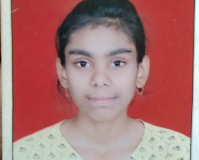 Twelve students who commit suicide under train in Jalgaon | जळगावात रेल्वेखाली आत्महत्या करणारी तरुणी बारावीची विद्यार्थिनी Twelve students who commit suicide under train in Jalgaon | जळगावात रेल्वेखाली आत्महत्या करणारी तरुणी बारावीची विद्यार्थिनी